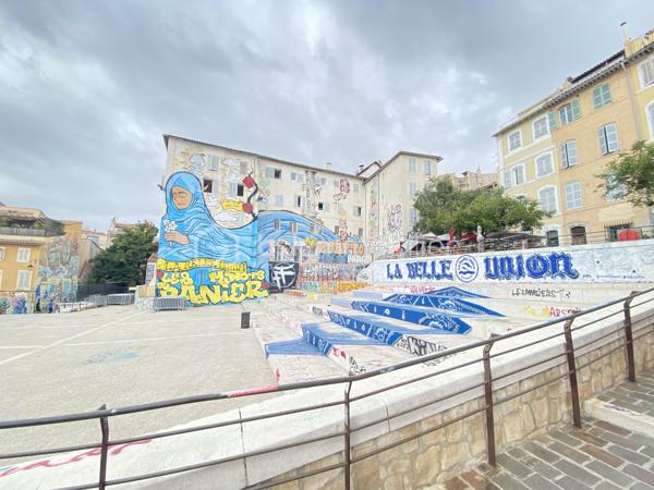 Au cœur du quartier historique du Panier, découvrez ce superbe duplex de plus de 90 m², offrant un cadre de vie rare et privilégié au cœur de Marseille.

L’appartement séduit par ses beaux volumes et son atmosphère chaleureuse. Il dispose d’une grande pièce de vie, d’une belle cuisine, de deux chambres, ainsi que d’une salle de bain et d’une salle d’eau.
Un véritable atout vient compléter ce bien: un studio indépendant offrant une réelle flexibilité d'utilisation et permettant de bénéficier d'un revenu locatif complémentaire.

Mais le véritable coup de cœur se trouve au-dessus de l’immeuble : une magnifique terrasse privative offrant une vue mer exceptionnelle. Un espace privilégié pour profiter de la lumière marseillaise, recevoir et admirer les couchers de soleil sur la Méditerranée.

UNE ADRESSE RARE À MARSEILLE
Vivre dans le Panier, c’est choisir un quartier emblématique, chargé d’histoire et d’authenticité, avec ses ruelles pittoresques, ses façades colorées et son atmosphère unique.

Un duplex de caractère, une terrasse exceptionnelle et une vue mer magnifique : une adresse rare pour les amoureux de Marseille et de l’art de vivre méditerranéen.