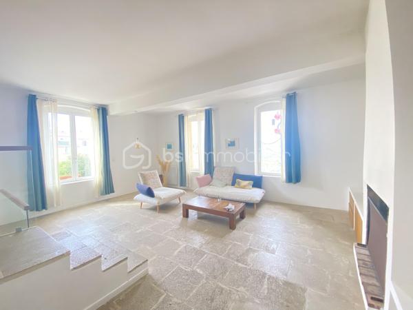 Au cœur du quartier historique du Panier, découvrez ce superbe duplex de plus de 90 m², offrant un cadre de vie rare et privilégié au cœur de Marseille.

L’appartement séduit par ses beaux volumes et son atmosphère chaleureuse. Il dispose d’une grande pièce de vie, d’une belle cuisine, de deux chambres, ainsi que d’une salle de bain et d’une salle d’eau.
Un véritable atout vient compléter ce bien: un studio indépendant offrant une réelle flexibilité d'utilisation et permettant de bénéficier d'un revenu locatif complémentaire.

Mais le véritable coup de cœur se trouve au-dessus de l’immeuble : une magnifique terrasse privative offrant une vue mer exceptionnelle. Un espace privilégié pour profiter de la lumière marseillaise, recevoir et admirer les couchers de soleil sur la Méditerranée.

UNE ADRESSE RARE À MARSEILLE
Vivre dans le Panier, c’est choisir un quartier emblématique, chargé d’histoire et d’authenticité, avec ses ruelles pittoresques, ses façades colorées et son atmosphère unique.

Un duplex de caractère, une terrasse exceptionnelle et une vue mer magnifique : une adresse rare pour les amoureux de Marseille et de l’art de vivre méditerranéen.