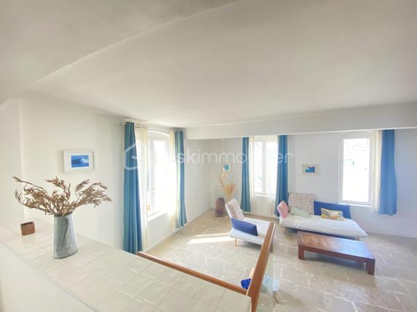 Au cœur du quartier historique du Panier, découvrez ce superbe duplex de plus de 90 m², offrant un cadre de vie rare et privilégié au cœur de Marseille.

L’appartement séduit par ses beaux volumes et son atmosphère chaleureuse. Il dispose d’une grande pièce de vie, d’une belle cuisine, de deux chambres, ainsi que d’une salle de bain et d’une salle d’eau.
Un véritable atout vient compléter ce bien: un studio indépendant offrant une réelle flexibilité d'utilisation et permettant de bénéficier d'un revenu locatif complémentaire.

Mais le véritable coup de cœur se trouve au-dessus de l’immeuble : une magnifique terrasse privative offrant une vue mer exceptionnelle. Un espace privilégié pour profiter de la lumière marseillaise, recevoir et admirer les couchers de soleil sur la Méditerranée.

UNE ADRESSE RARE À MARSEILLE
Vivre dans le Panier, c’est choisir un quartier emblématique, chargé d’histoire et d’authenticité, avec ses ruelles pittoresques, ses façades colorées et son atmosphère unique.

Un duplex de caractère, une terrasse exceptionnelle et une vue mer magnifique : une adresse rare pour les amoureux de Marseille et de l’art de vivre méditerranéen.