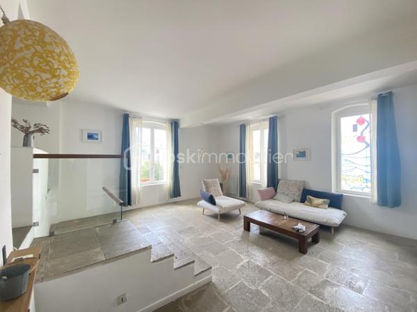 Au cœur du quartier historique du Panier, découvrez ce superbe duplex de plus de 90 m², offrant un cadre de vie rare et privilégié au cœur de Marseille.

L’appartement séduit par ses beaux volumes et son atmosphère chaleureuse. Il dispose d’une grande pièce de vie, d’une belle cuisine, de deux chambres, ainsi que d’une salle de bain et d’une salle d’eau.
Un véritable atout vient compléter ce bien: un studio indépendant offrant une réelle flexibilité d'utilisation et permettant de bénéficier d'un revenu locatif complémentaire.

Mais le véritable coup de cœur se trouve au-dessus de l’immeuble : une magnifique terrasse privative offrant une vue mer exceptionnelle. Un espace privilégié pour profiter de la lumière marseillaise, recevoir et admirer les couchers de soleil sur la Méditerranée.

UNE ADRESSE RARE À MARSEILLE
Vivre dans le Panier, c’est choisir un quartier emblématique, chargé d’histoire et d’authenticité, avec ses ruelles pittoresques, ses façades colorées et son atmosphère unique.

Un duplex de caractère, une terrasse exceptionnelle et une vue mer magnifique : une adresse rare pour les amoureux de Marseille et de l’art de vivre méditerranéen.