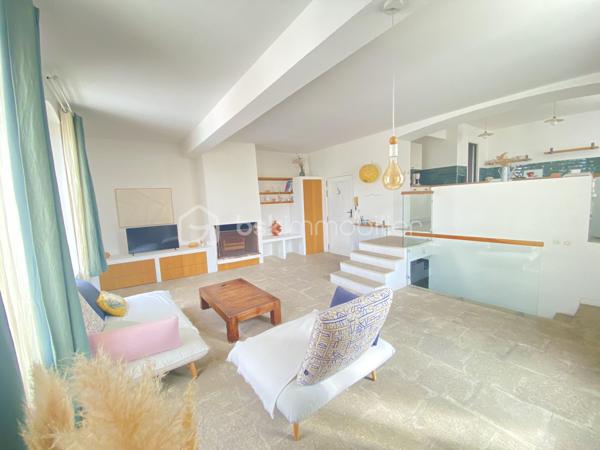 Au cœur du quartier historique du Panier, découvrez ce superbe duplex de plus de 90 m², offrant un cadre de vie rare et privilégié au cœur de Marseille.

L’appartement séduit par ses beaux volumes et son atmosphère chaleureuse. Il dispose d’une grande pièce de vie, d’une belle cuisine, de deux chambres, ainsi que d’une salle de bain et d’une salle d’eau.
Un véritable atout vient compléter ce bien: un studio indépendant offrant une réelle flexibilité d'utilisation et permettant de bénéficier d'un revenu locatif complémentaire.

Mais le véritable coup de cœur se trouve au-dessus de l’immeuble : une magnifique terrasse privative offrant une vue mer exceptionnelle. Un espace privilégié pour profiter de la lumière marseillaise, recevoir et admirer les couchers de soleil sur la Méditerranée.

UNE ADRESSE RARE À MARSEILLE
Vivre dans le Panier, c’est choisir un quartier emblématique, chargé d’histoire et d’authenticité, avec ses ruelles pittoresques, ses façades colorées et son atmosphère unique.

Un duplex de caractère, une terrasse exceptionnelle et une vue mer magnifique : une adresse rare pour les amoureux de Marseille et de l’art de vivre méditerranéen.