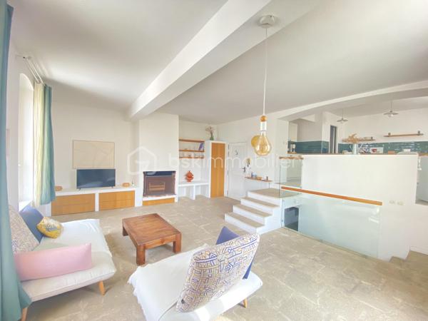 Au cœur du quartier historique du Panier, découvrez ce superbe duplex de plus de 90 m², offrant un cadre de vie rare et privilégié au cœur de Marseille.

L’appartement séduit par ses beaux volumes et son atmosphère chaleureuse. Il dispose d’une grande pièce de vie, d’une belle cuisine, de deux chambres, ainsi que d’une salle de bain et d’une salle d’eau.
Un véritable atout vient compléter ce bien: un studio indépendant offrant une réelle flexibilité d'utilisation et permettant de bénéficier d'un revenu locatif complémentaire.

Mais le véritable coup de cœur se trouve au-dessus de l’immeuble : une magnifique terrasse privative offrant une vue mer exceptionnelle. Un espace privilégié pour profiter de la lumière marseillaise, recevoir et admirer les couchers de soleil sur la Méditerranée.

UNE ADRESSE RARE À MARSEILLE
Vivre dans le Panier, c’est choisir un quartier emblématique, chargé d’histoire et d’authenticité, avec ses ruelles pittoresques, ses façades colorées et son atmosphère unique.

Un duplex de caractère, une terrasse exceptionnelle et une vue mer magnifique : une adresse rare pour les amoureux de Marseille et de l’art de vivre méditerranéen.