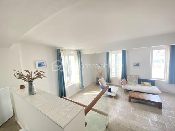 Au cœur du quartier historique du Panier, découvrez ce superbe duplex de plus de 90 m², offrant un cadre de vie rare et privilégié au cœur de Marseille.

L’appartement séduit par ses beaux volumes et son atmosphère chaleureuse. Il dispose d’une grande pièce de vie, d’une belle cuisine, de deux chambres, ainsi que d’une salle de bain et d’une salle d’eau.
Un véritable atout vient compléter ce bien: un studio indépendant offrant une réelle flexibilité d'utilisation et permettant de bénéficier d'un revenu locatif complémentaire.

Mais le véritable coup de cœur se trouve au-dessus de l’immeuble : une magnifique terrasse privative offrant une vue mer exceptionnelle. Un espace privilégié pour profiter de la lumière marseillaise, recevoir et admirer les couchers de soleil sur la Méditerranée.

UNE ADRESSE RARE À MARSEILLE
Vivre dans le Panier, c’est choisir un quartier emblématique, chargé d’histoire et d’authenticité, avec ses ruelles pittoresques, ses façades colorées et son atmosphère unique.

Un duplex de caractère, une terrasse exceptionnelle et une vue mer magnifique : une adresse rare pour les amoureux de Marseille et de l’art de vivre méditerranéen.