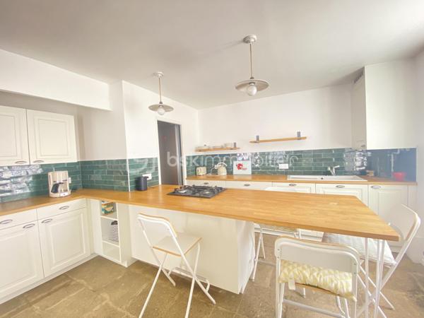 Au cœur du quartier historique du Panier, découvrez ce superbe duplex de plus de 90 m², offrant un cadre de vie rare et privilégié au cœur de Marseille.

L’appartement séduit par ses beaux volumes et son atmosphère chaleureuse. Il dispose d’une grande pièce de vie, d’une belle cuisine, de deux chambres, ainsi que d’une salle de bain et d’une salle d’eau.
Un véritable atout vient compléter ce bien: un studio indépendant offrant une réelle flexibilité d'utilisation et permettant de bénéficier d'un revenu locatif complémentaire.

Mais le véritable coup de cœur se trouve au-dessus de l’immeuble : une magnifique terrasse privative offrant une vue mer exceptionnelle. Un espace privilégié pour profiter de la lumière marseillaise, recevoir et admirer les couchers de soleil sur la Méditerranée.

UNE ADRESSE RARE À MARSEILLE
Vivre dans le Panier, c’est choisir un quartier emblématique, chargé d’histoire et d’authenticité, avec ses ruelles pittoresques, ses façades colorées et son atmosphère unique.

Un duplex de caractère, une terrasse exceptionnelle et une vue mer magnifique : une adresse rare pour les amoureux de Marseille et de l’art de vivre méditerranéen.