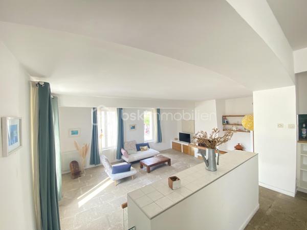 Au cœur du quartier historique du Panier, découvrez ce superbe duplex de plus de 90 m², offrant un cadre de vie rare et privilégié au cœur de Marseille.

L’appartement séduit par ses beaux volumes et son atmosphère chaleureuse. Il dispose d’une grande pièce de vie, d’une belle cuisine, de deux chambres, ainsi que d’une salle de bain et d’une salle d’eau.
Un véritable atout vient compléter ce bien: un studio indépendant offrant une réelle flexibilité d'utilisation et permettant de bénéficier d'un revenu locatif complémentaire.

Mais le véritable coup de cœur se trouve au-dessus de l’immeuble : une magnifique terrasse privative offrant une vue mer exceptionnelle. Un espace privilégié pour profiter de la lumière marseillaise, recevoir et admirer les couchers de soleil sur la Méditerranée.

UNE ADRESSE RARE À MARSEILLE
Vivre dans le Panier, c’est choisir un quartier emblématique, chargé d’histoire et d’authenticité, avec ses ruelles pittoresques, ses façades colorées et son atmosphère unique.

Un duplex de caractère, une terrasse exceptionnelle et une vue mer magnifique : une adresse rare pour les amoureux de Marseille et de l’art de vivre méditerranéen.