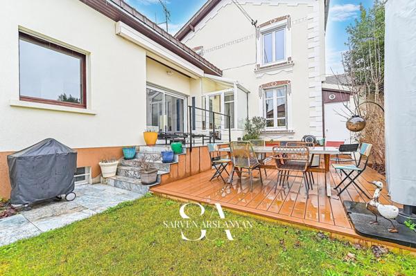 Une maison d’architecte à 500 m du métro, où l’élégance rencontre l’art de vivre.