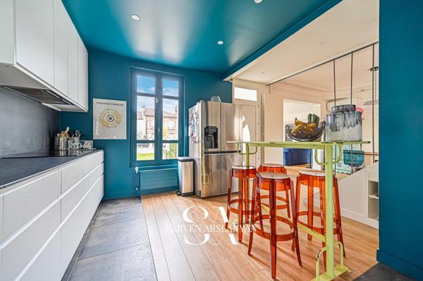 Une maison d’architecte à 500 m du métro, où l’élégance rencontre l’art de vivre.