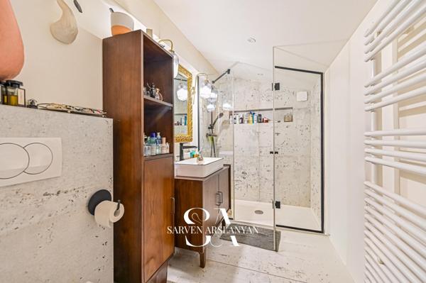 Une maison d’architecte à 500 m du métro, où l’élégance rencontre l’art de vivre.