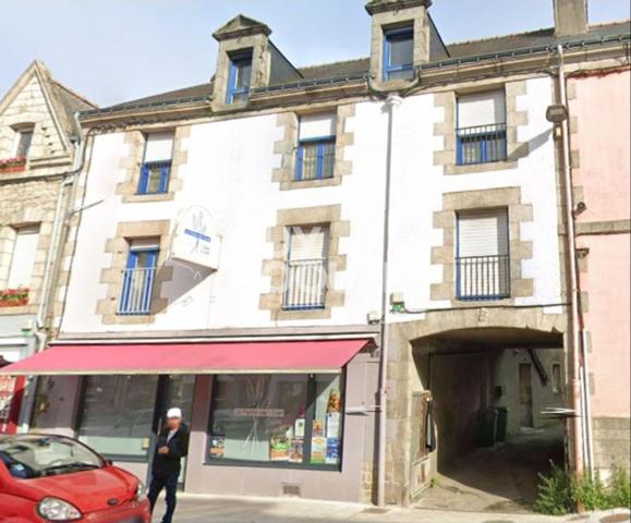 À vendre Local commercial + Appartement en duplex, centre de Baud