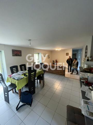 À vendre Local commercial + Appartement en duplex, centre de Baud