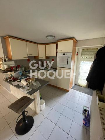 À vendre Local commercial + Appartement en duplex, centre de Baud