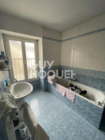 À vendre Local commercial + Appartement en duplex, centre de Baud