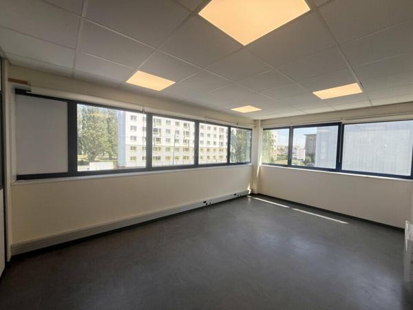 A LOUER Le Havre Quartier sud situé entre la zone portuaire et le quartier saint Nicolas Bureaux 352 m semi cloisonnés avec parkings