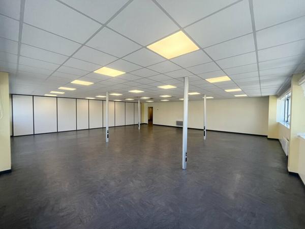 A LOUER Le Havre Quartier sud situé entre la zone portuaire et le quartier saint Nicolas Bureaux 352 m semi cloisonnés avec parkings