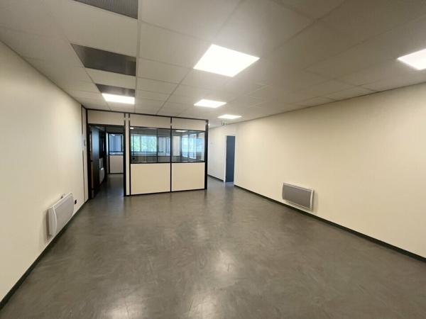 A LOUER Le Havre Quartier sud situé entre la zone portuaire et le quartier saint Nicolas Bureaux 352 m semi cloisonnés avec parkings