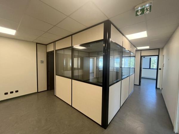 A LOUER Le Havre Quartier sud situé entre la zone portuaire et le quartier saint Nicolas Bureaux 352 m semi cloisonnés avec parkings