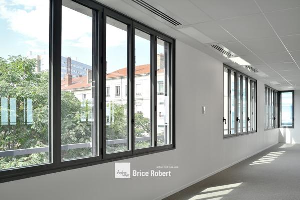 Bureaux neufs à louer à Villeurbanne grande visibilité et parking sur site