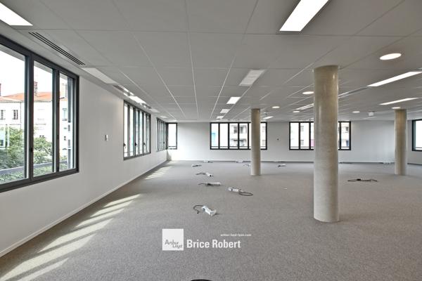 Bureaux neufs à louer à Villeurbanne grande visibilité et parking sur site