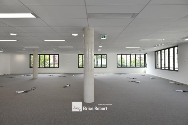 Bureaux neufs à louer à Villeurbanne grande visibilité et parking sur site