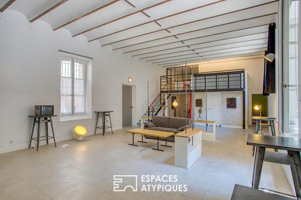 Atelier avec mezzanine, cour privative et stationnement
