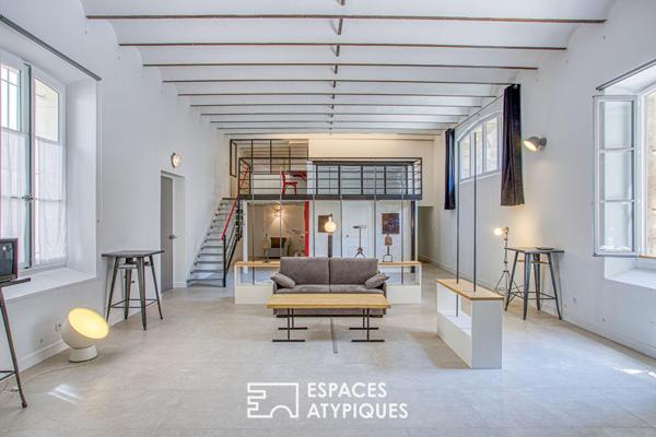 Atelier avec mezzanine, cour privative et stationnement