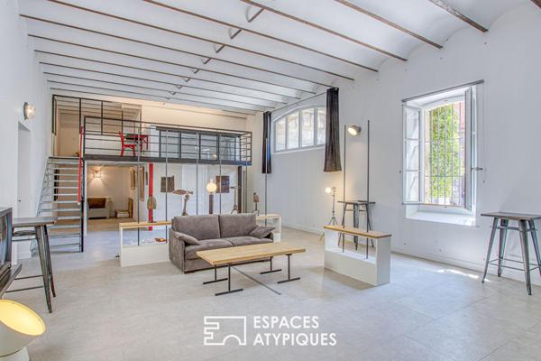 Atelier avec mezzanine, cour privative et stationnement
