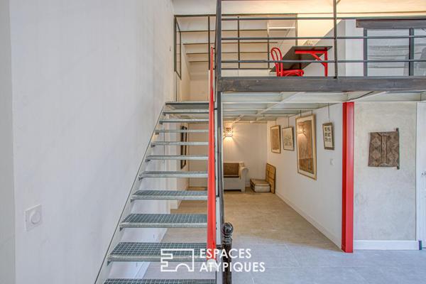 Atelier avec mezzanine, cour privative et stationnement
