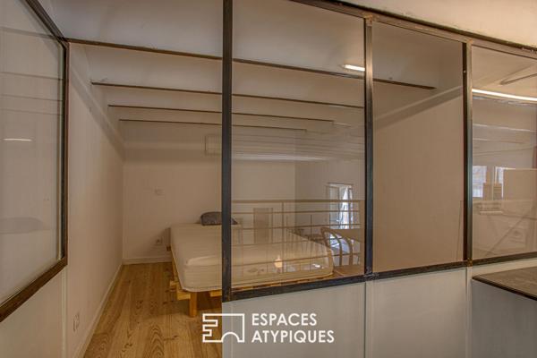 Atelier avec mezzanine, cour privative et stationnement