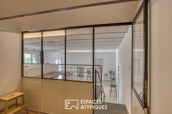 Atelier avec mezzanine, cour privative et stationnement