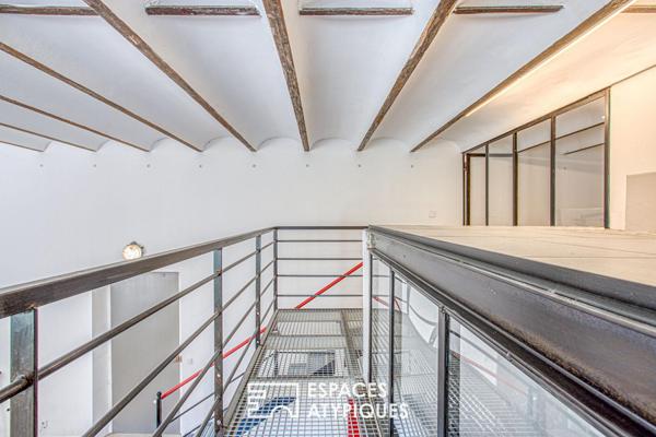 Atelier avec mezzanine, cour privative et stationnement