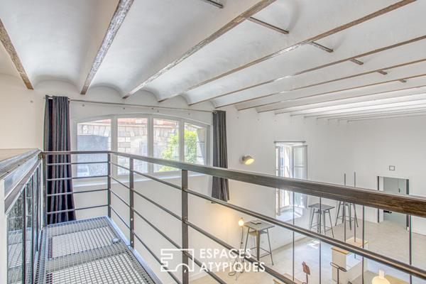 Atelier avec mezzanine, cour privative et stationnement