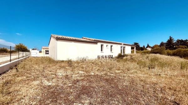 Maison neuve DPE A avec 3 chambres, terrain 1 200 m² et garages, à deux pas des grands axes