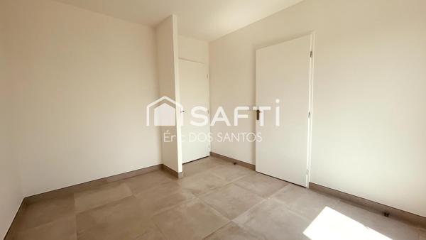 Maison neuve DPE A avec 3 chambres, terrain 1 200 m² et garages, à deux pas des grands axes