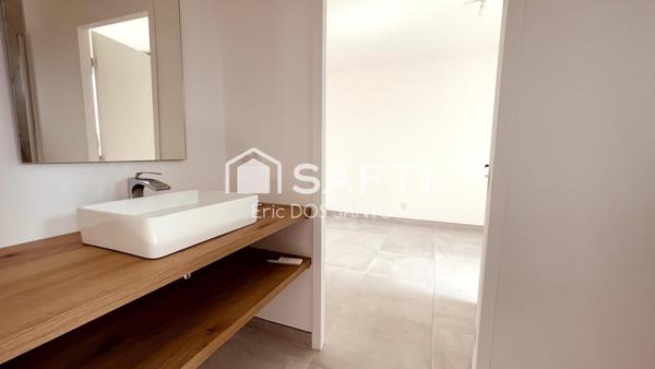 Maison neuve DPE A avec 3 chambres, terrain 1 200 m² et garages, à deux pas des grands axes