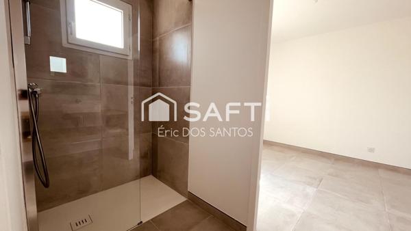 Maison neuve DPE A avec 3 chambres, terrain 1 200 m² et garages, à deux pas des grands axes