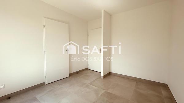 Maison neuve DPE A avec 3 chambres, terrain 1 200 m² et garages, à deux pas des grands axes