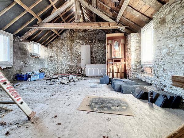 Maison pierres et ardoises à rénover