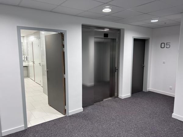 Bureaux à vendre ou à louer à Carquefou immeuble neuf avec parking