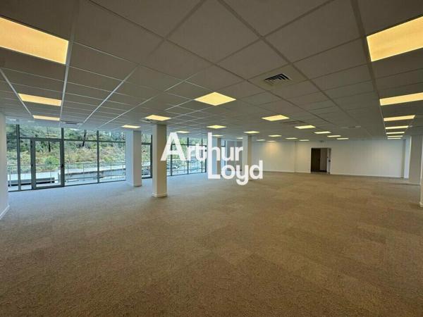 Bureaux à louer 1928 m² divisibles dès 299 m² à Sophia Antipolis avec parkings et accès rapide autoroute A8