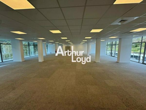 Bureaux à louer 1928 m² divisibles dès 299 m² à Sophia Antipolis avec parkings et accès rapide autoroute A8