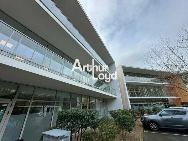 Bureaux à louer 1928 m² divisibles dès 299 m² à Sophia Antipolis avec parkings et accès rapide autoroute A8