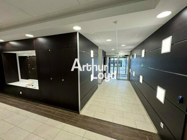 Bureaux à louer 1928 m² divisibles dès 299 m² à Sophia Antipolis avec parkings et accès rapide autoroute A8