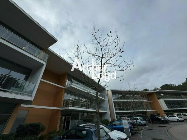 Bureaux à louer 1928 m² divisibles dès 299 m² à Sophia Antipolis avec parkings et accès rapide autoroute A8