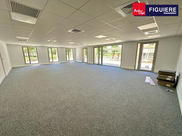 SURFACE DE BUREAUX EN RDC AU SEIN D'UN IMMEUBLE NEUF