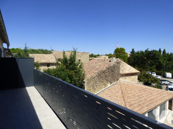 RARE- spacieux duplex avec vue situé au coeur du village et  à proximité des commerces,