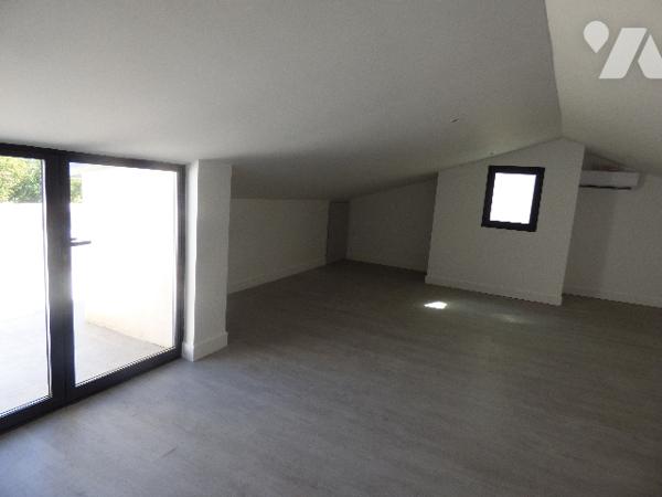 RARE- spacieux duplex avec vue situé au coeur du village et  à proximité des commerces,