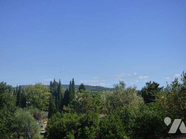 RARE- spacieux duplex avec vue situé au coeur du village et  à proximité des commerces,