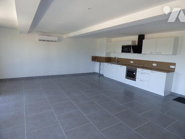 RARE- spacieux duplex avec vue situé au coeur du village et  à proximité des commerces,