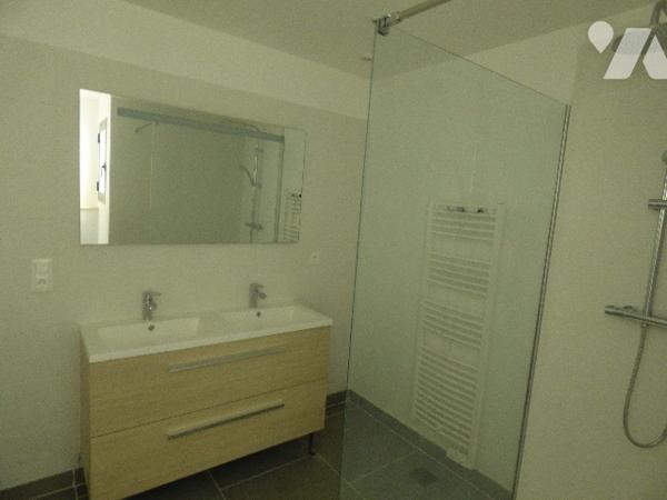 RARE- spacieux duplex avec vue situé au coeur du village et  à proximité des commerces,