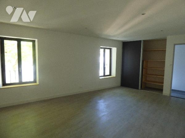 RARE- spacieux duplex avec vue situé au coeur du village et  à proximité des commerces,